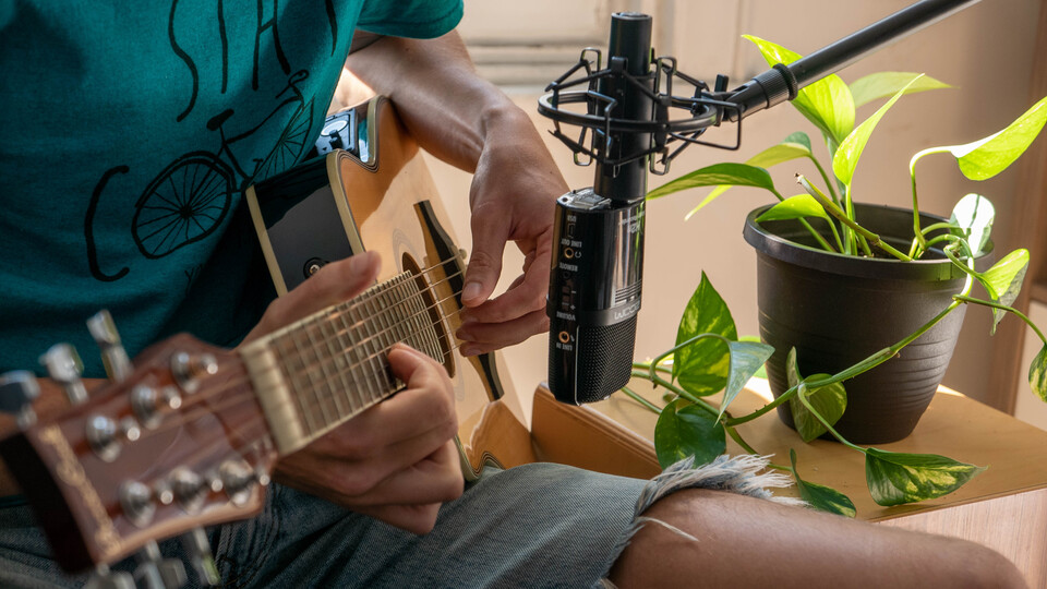 Acoustic guitar recording with the H2n (closeup)